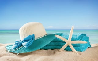 Картинка Большая шляпа, голубое полотенце и морская звезда на песке летом