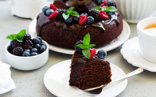 Картинка Шоколадный кекс с глазурью и ягодами