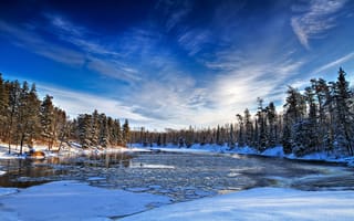 Картинка Покрытое льдом озеро в зимнем лесу под красивым голубым небом