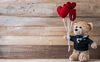 Картинка Плюшевый медведь с сердечками на деревянном фоне