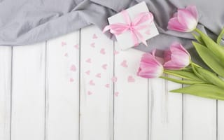 Картинка Три розовых тюльпана на столе с подарочной коробкой