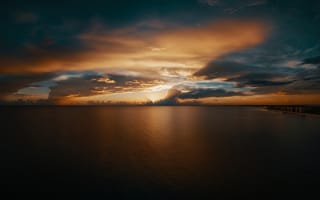 Картинка Закат солнца в красивом небе над тихой водой моря