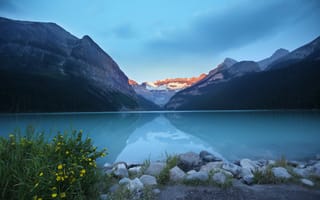 Картинка Красивое голубое озеро на фоне гор на рассвете