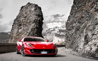 Картинка Красный спортивный автомобиль Ferrari Portofino 2018 года на фоне гор