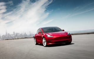 Картинка Красный автомобиль Tesla Model 3, 2018 года на фоне неба