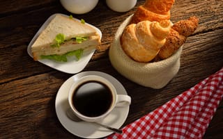Картинка Чашка кофе с круассанами и сендвичем на завтрак
