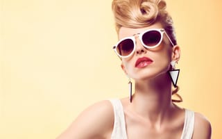Картинка Блондинка со стильной прической в очках