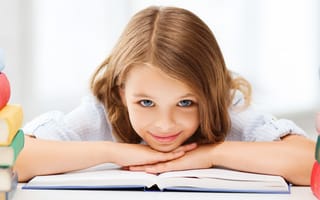 Картинка Маленькая голубоглазая девочка школьница с книгой