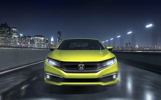 Картинка Желтый автомобиль Honda Civic, 2019 на фоне города