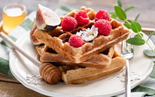 Картинка Сладкие вафли с медом, ягодами малины и инжиром