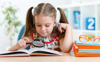 Картинка Маленькая девочка школьница с книгой