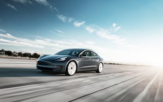 Картинка Серебристый автомобиль Tesla Model 3, 2018 года на трассе
