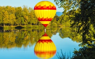 Картинка Большой воздушный шар над озером