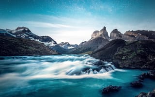Картинка Быстрая вода к реке у гор на фоне голубого неба