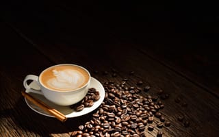 Картинка Белая чашка кофе с пенкой на столе с кофейными зернами и корицей