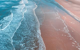 Картинка Нежные белые волны омывают песчаный берег океана