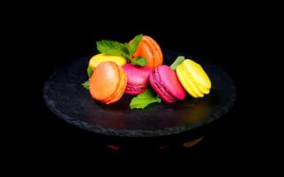 Картинка Разноцветный десерт макарон на черном фоне
