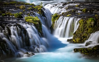 Обои Быстрый водопад стекает по горам, Исландия