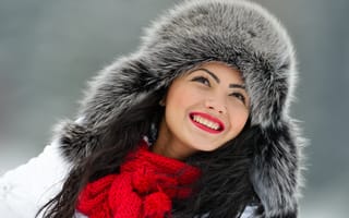 Картинка Красивая улыбающаяся брюнетка в теплой зимней шапке