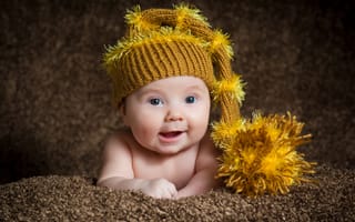 Картинка Улыбающийся малыш в красивой вязанной шапке