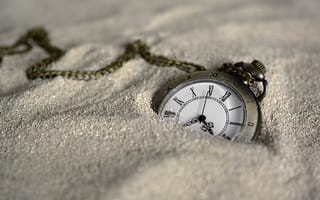Картинка Карманные часы на цепочке лежат в песке