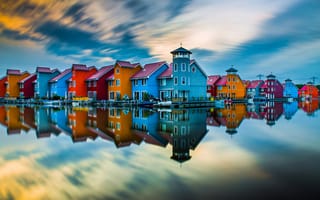 Картинка Красивые разноцветные дома отражаются в воде под красивым небом