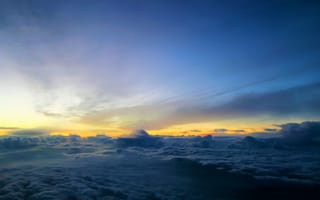 Картинка Белые низкие облака под голубым небом на рассвете