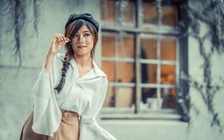 Картинка Девушка азиатка в берете и очках