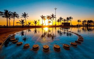 Картинка Закат солнца на тропическом пляже на фоне бассейна