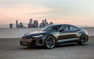 Картинка Черный автомобиль Audi e-tron на фоне города
