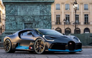 Обои Черный автомобиль Bugatti Divo на улице Парижа