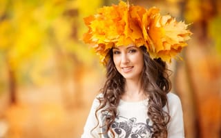 Картинка Красивая длинноволосая девушка с венком из желтых листьев на голове