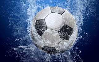 Картинка Футбольный мяч в воде на синем фоне