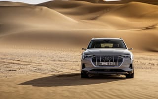 Картинка Серебристый автомобиль Audi E-tron Quattro в пустыни
