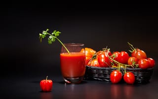Обои Стакан томатного сока на столе с помидорами