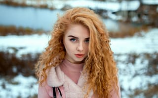 Картинка Красивая рыжеволосая девушка с голубыми глазами зимой