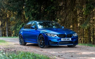 Картинка Синий автомобиль BMW M3 на фоне деревьев