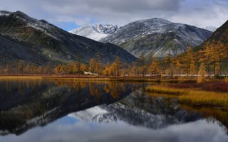 Обои Горы отражаются в глади воды озера осенью