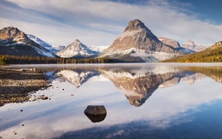 Картинка Величественные горы отражаются в прозрачной воде