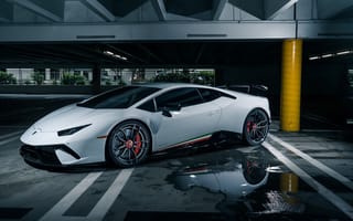 Картинка Белый спортивный автомобиль Lamborghini Aventador на подземной парковке