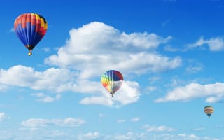 Картинка Воздушные шары в голубом небе с белыми облаками