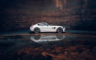 Картинка Белый автомобиль Mercedes-AMG GT R у воды