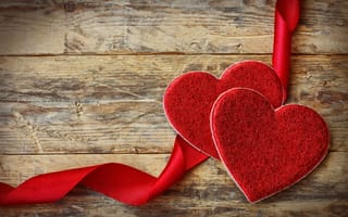 Картинка Два сердца с красной лентой на деревянном столе