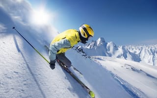 Обои Лыжник в шлеме спускается по заснеженному склону