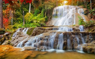 Картинка Белая быстрая вода водопада стекает по земле в лесу
