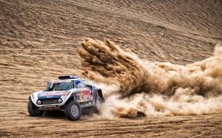 Обои Спортивный автомобиль на песке в пустыне на Ралли