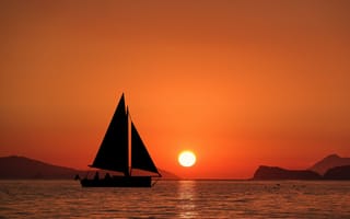 Картинка Парусная лодка в море на закате солнца