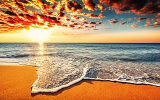 Картинка Белая морская пена на оранжевом песке под красивым небом