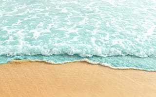 Картинка Голубая волна на теплом желтом песке летом