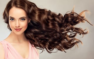 Картинка Красивые длинные волосы у девушки на сером фоне